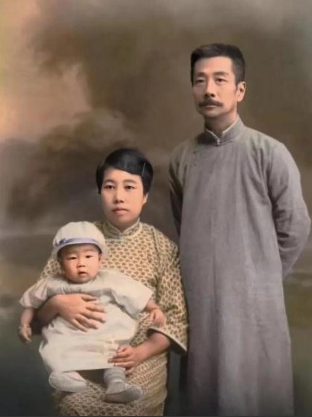 1929年，鲁迅避孕失败，一直想丁克的他，看到儿子第一眼，忍不住撇嘴说：“臭小子