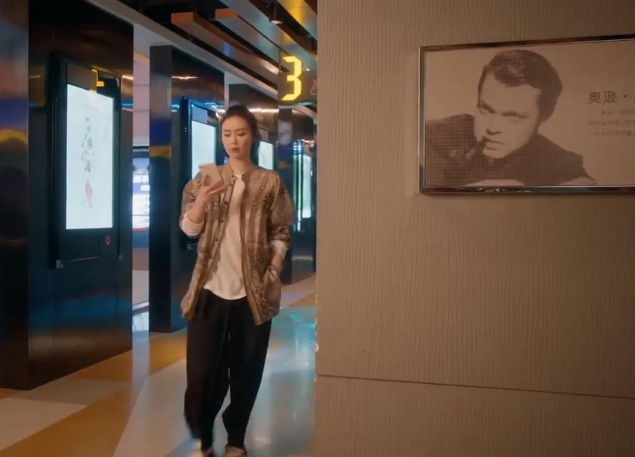 《亲爱的仇敌》：罗曼和钟倾城，她们的穿搭也太有个性了吧，你们觉得谁更胜一筹？
