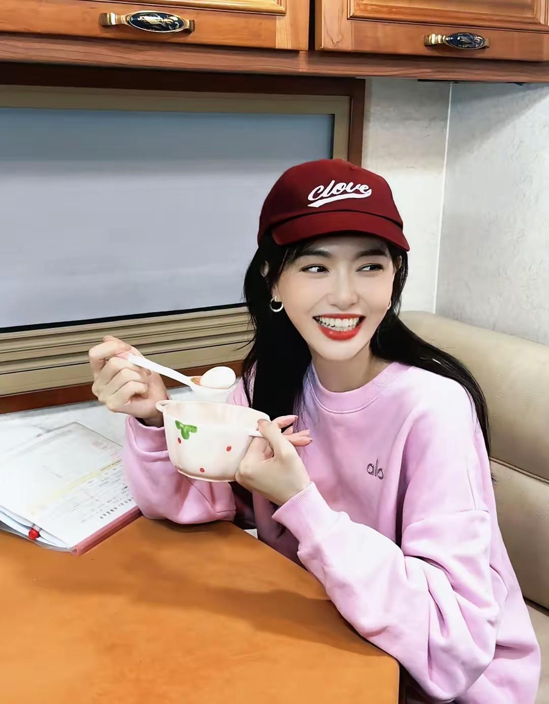 3月3日，唐嫣在社交平台分享自己的美照，并配文:“祝大家元宵节快乐，记得吃汤圆哦