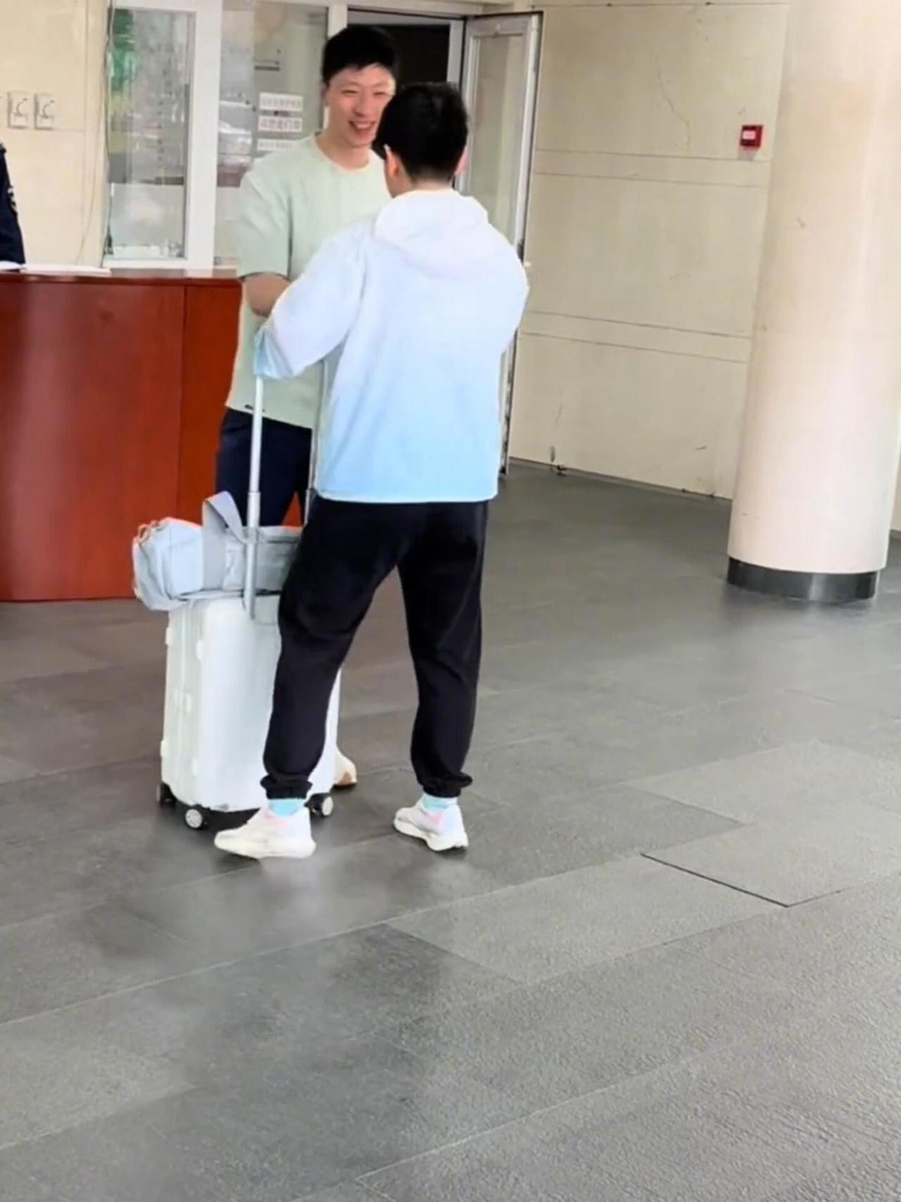 孙颖莎的包包和龙队，龙队真的好喜欢莎莎，见到彼此都很开心，超级棒棒的孩子，可爱的