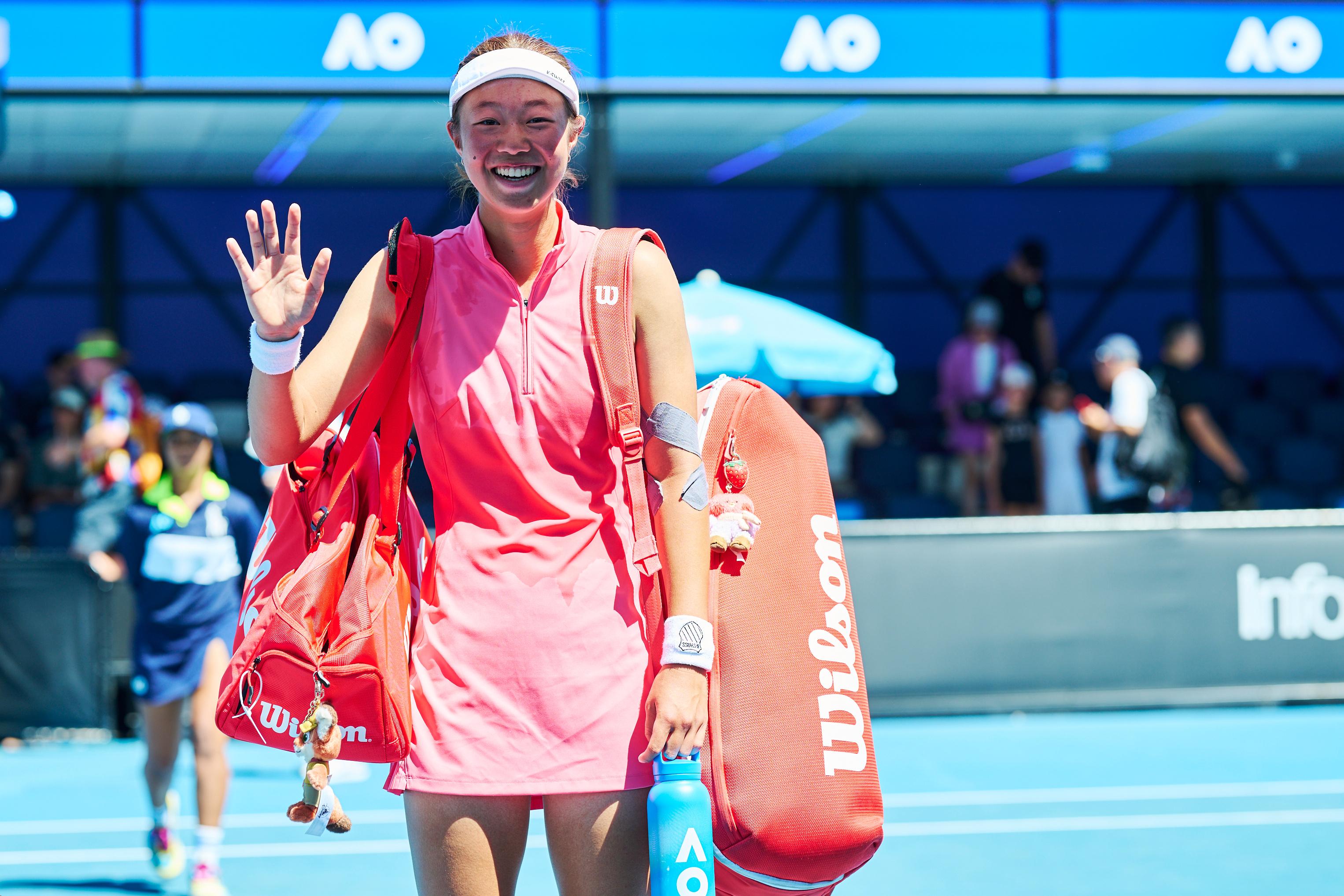 介绍一下打进澳网青少年女单16强的16岁小花渠依含：2009年3月22日出生，身