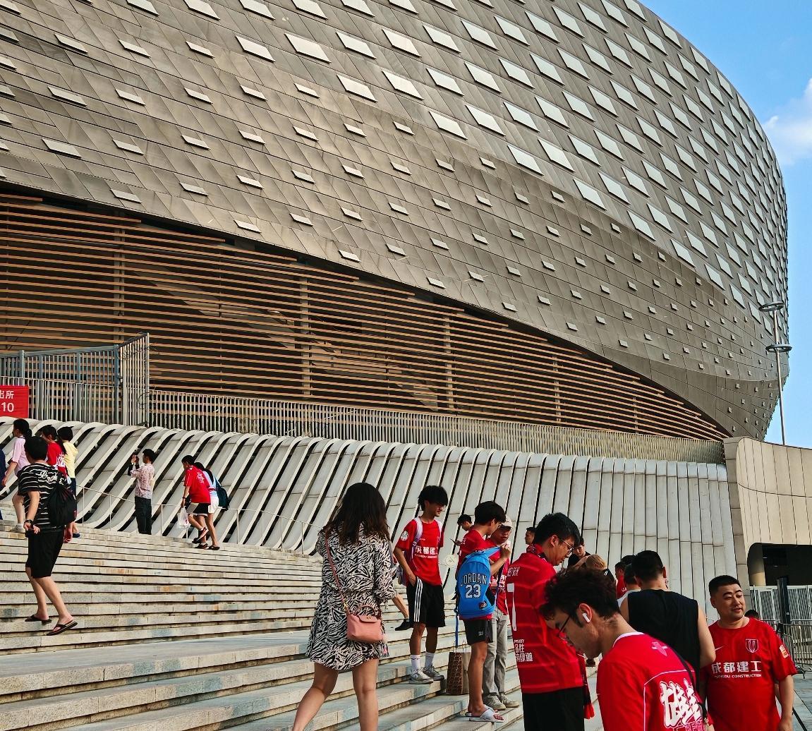 这里的黎明静悄悄：成都蓉城俱乐部的办事风格“稳”字当头。无论你球迷如何急的慌，