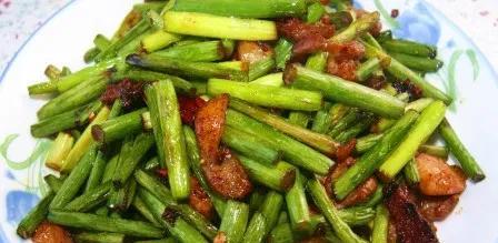 #记录我的2025#今天中午就炒了两盘菜，一盘蒜苔炒肉，一盘酸辣白菜，蒸了大米