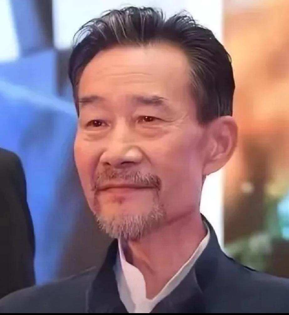 李雪健已经听不见了。妻子于海丹在采访中透露，72岁的他双耳彻底失聪，日常交流