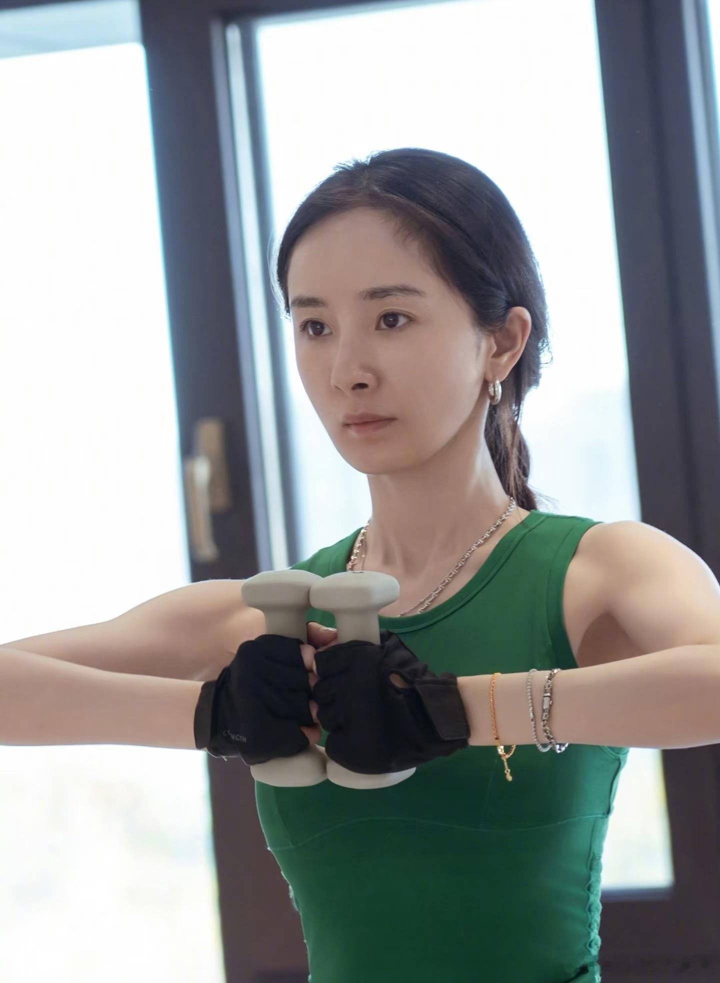 杨幂素颜健身的样子，不是一般的自律