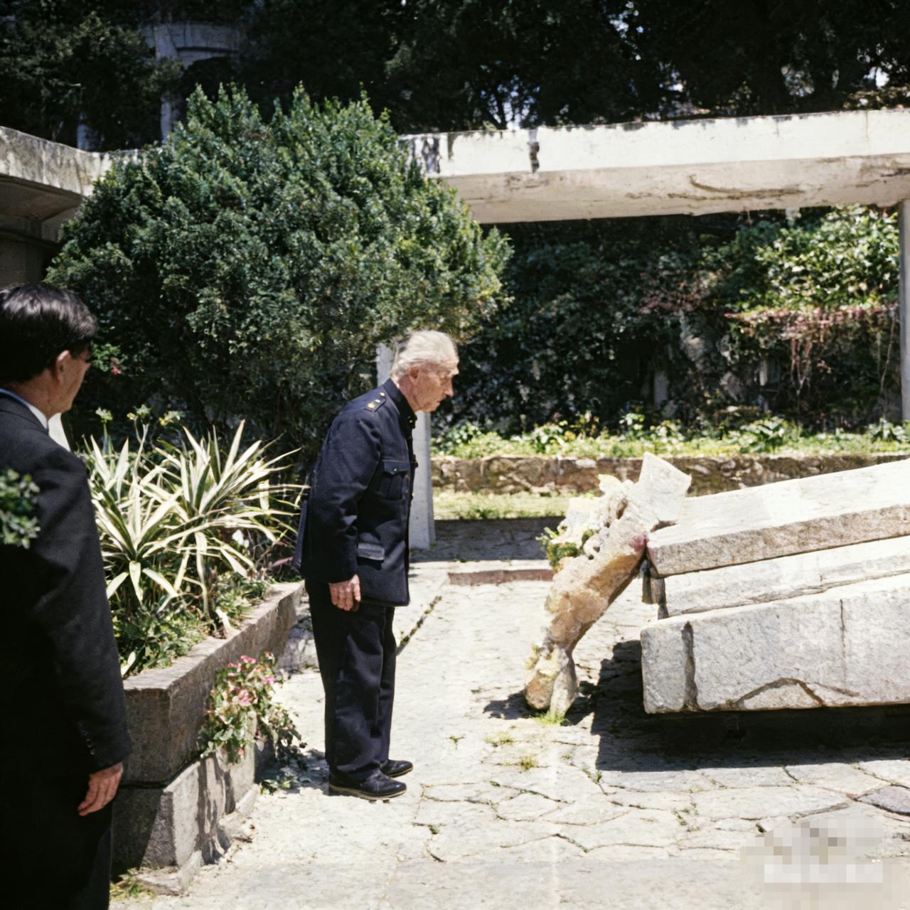 1999年，季羡林祭奠胡适，一张罕见的留影，这年他不顾年事已高，千里迢迢，跨越海