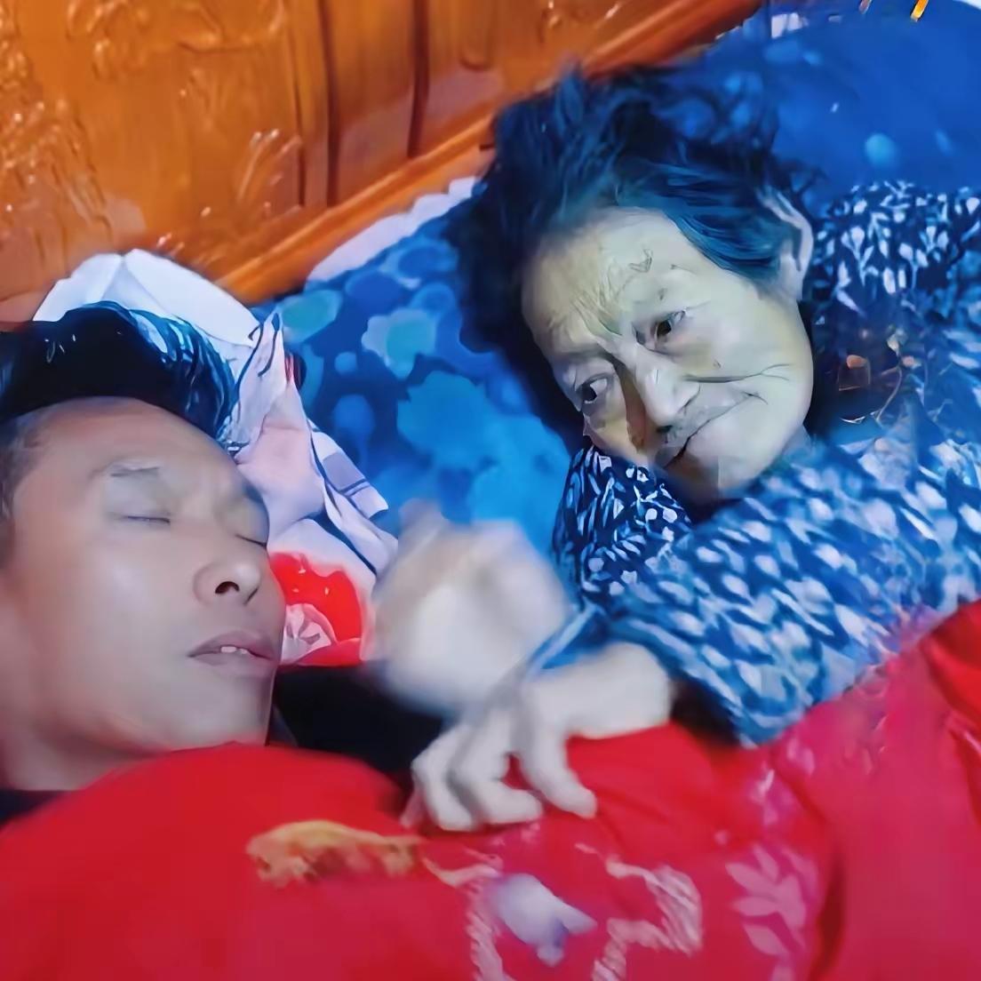 这世间只有母爱最伟大：一个儿子，伺候病危的母亲，辛苦得在母亲身边躺着就睡着了，