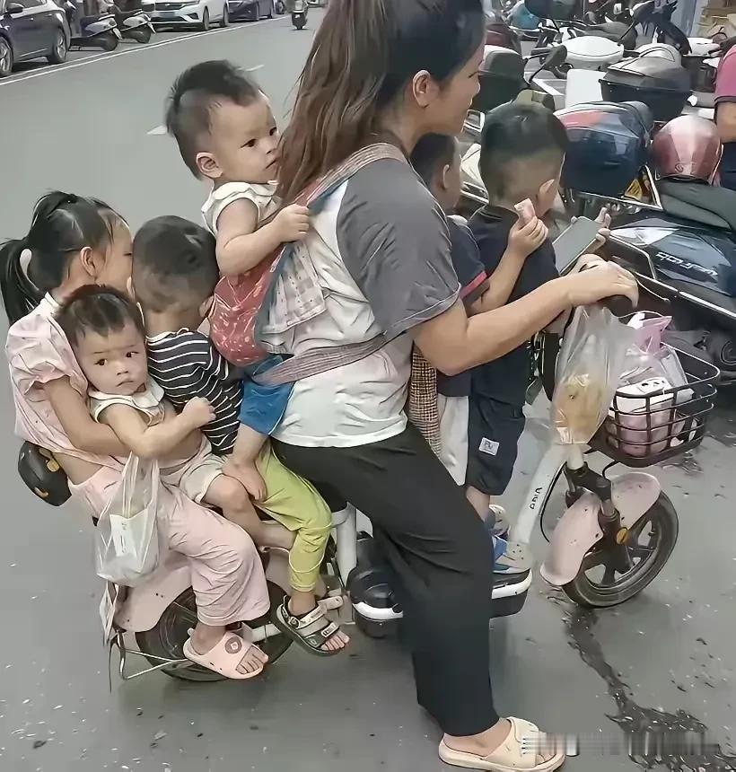 东莞宝妈电动车载6个孩子刷屏，婉拒捐赠，她最想要的只是一处日间托管一宝妈电动