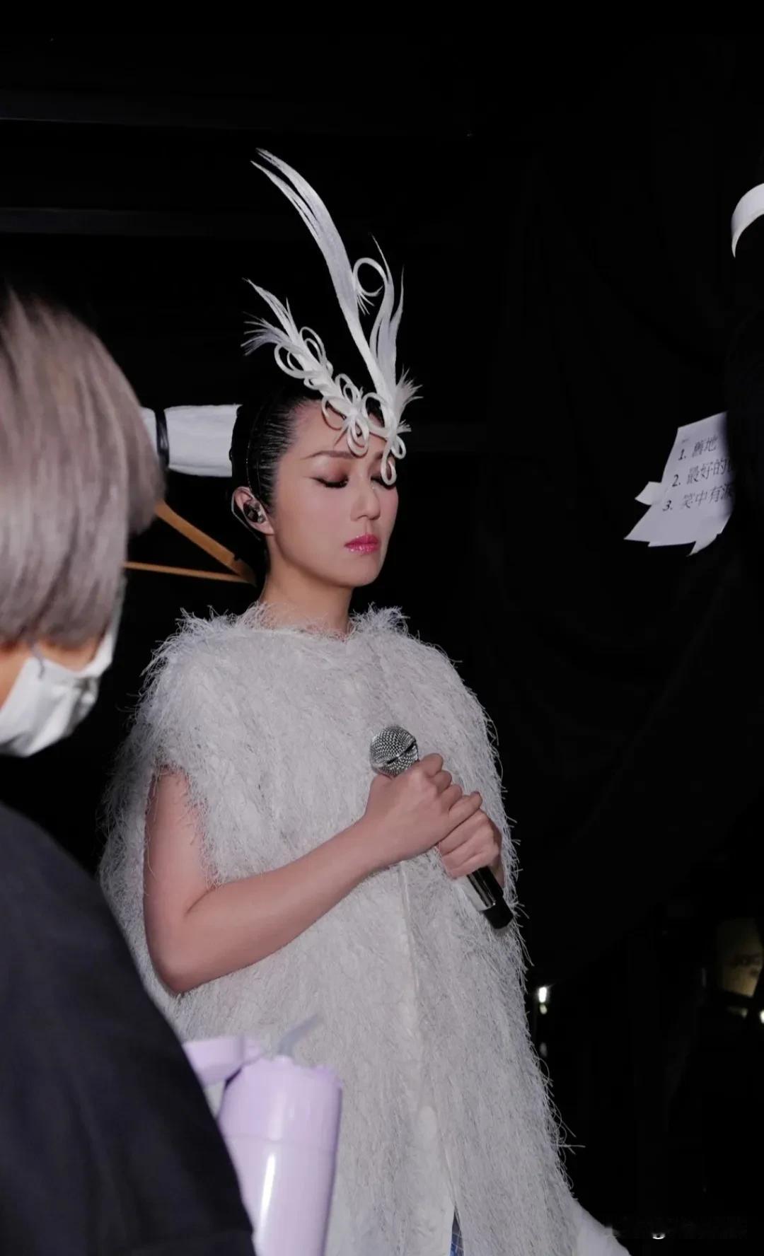 这一幕，真的让我深深的感动！杨千嬅红馆演唱会如期举行，她穿着一身洁白的纱裙，头