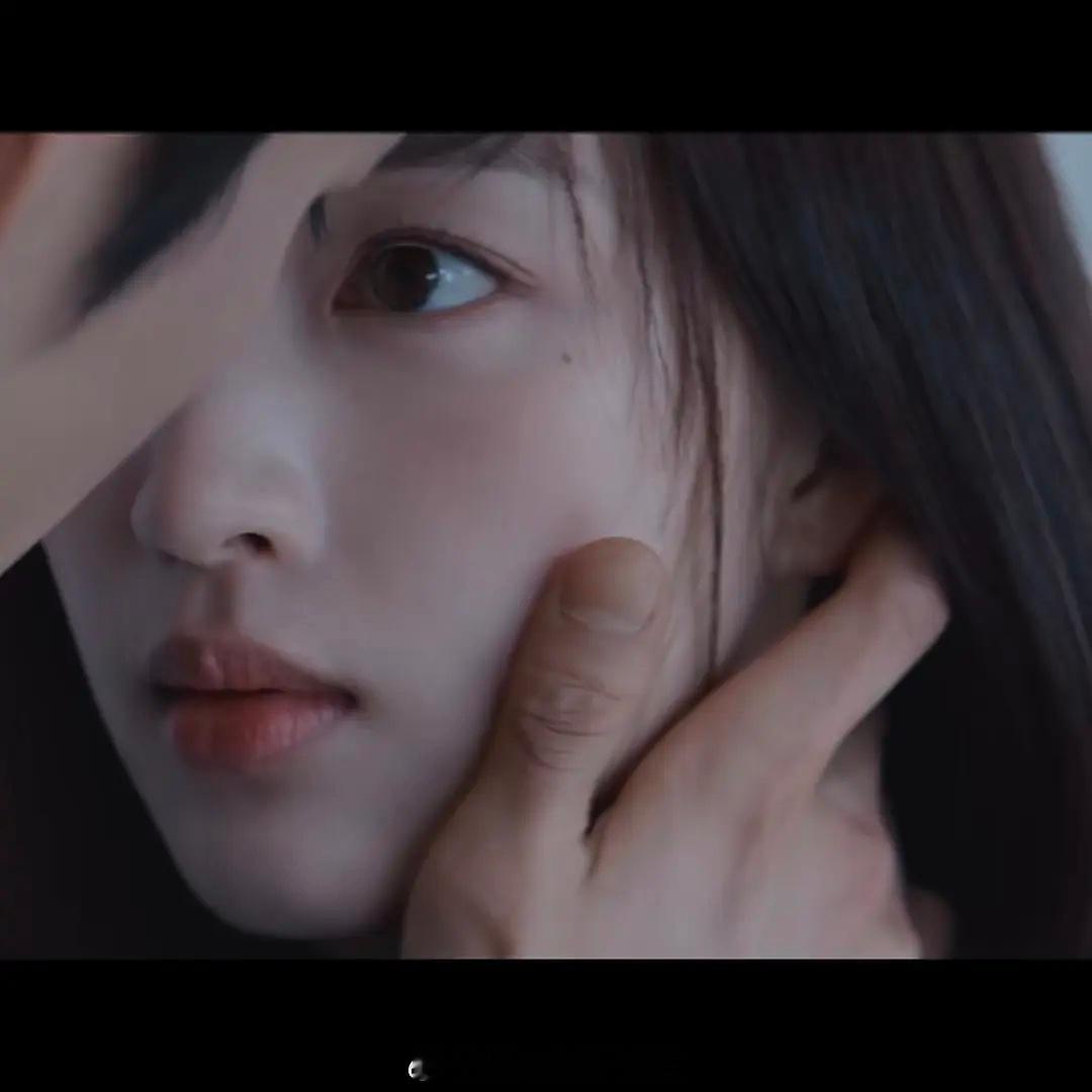 这手也太违和了吧，直接把画面拉垮了，越看越出戏