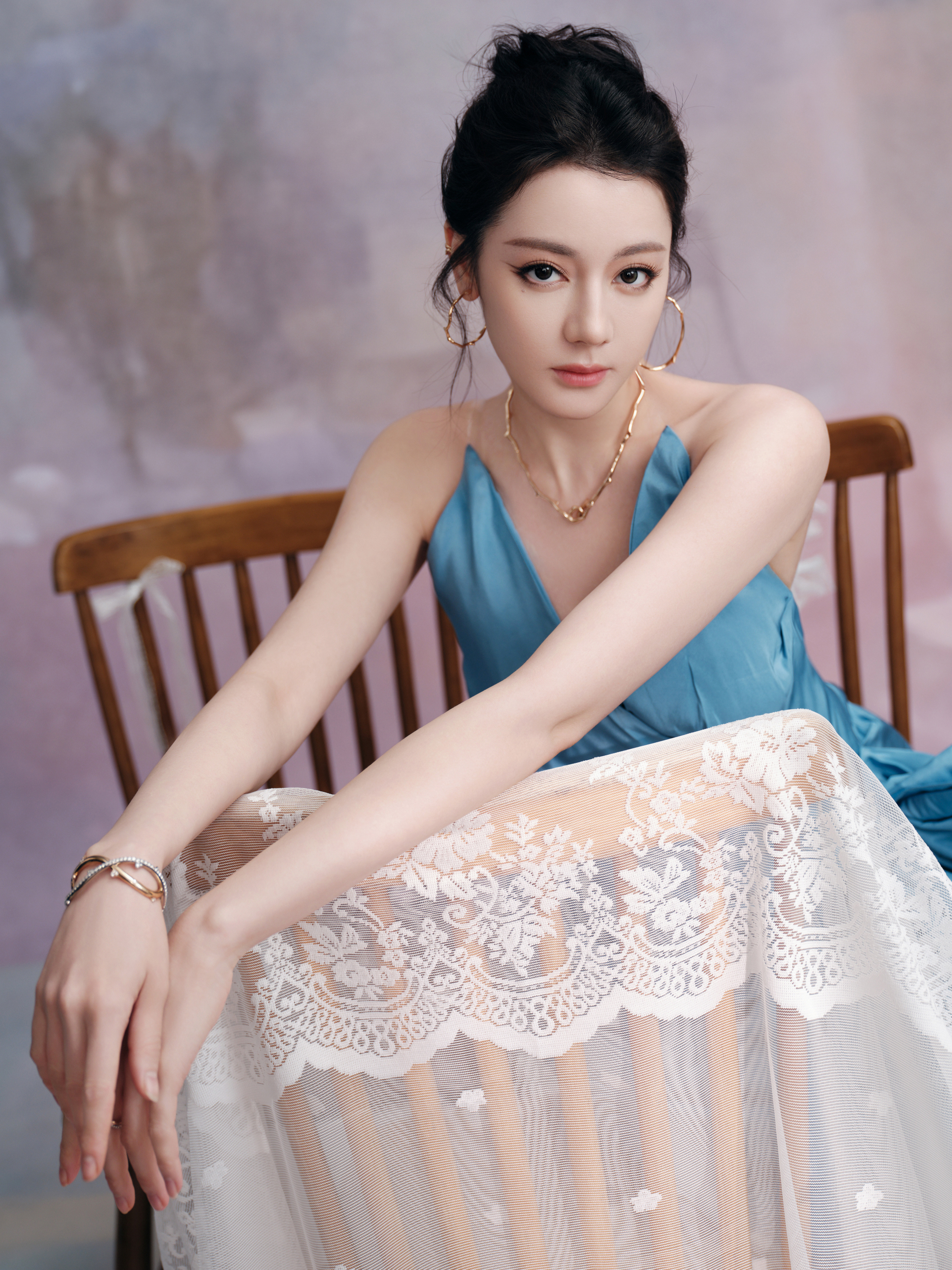 迪丽热巴in𝑫𝒊𝒐𝒓一汪静湖蓝，浪漫中渐染🩵