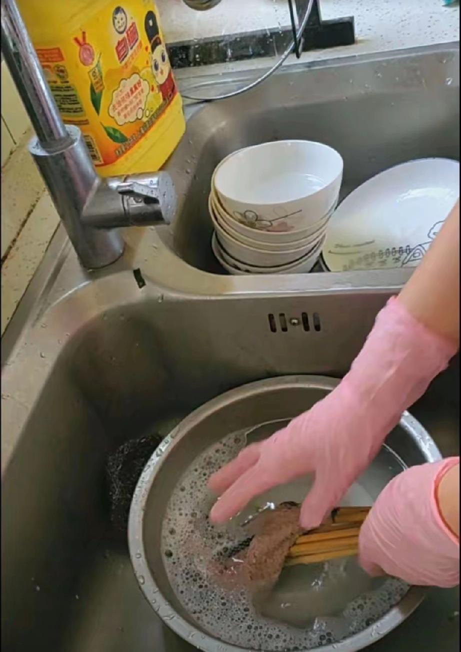 我婆婆什么都好，唯独有个习惯，我一直接受不了她每次洗碗，都只用开水烫一遍。我打