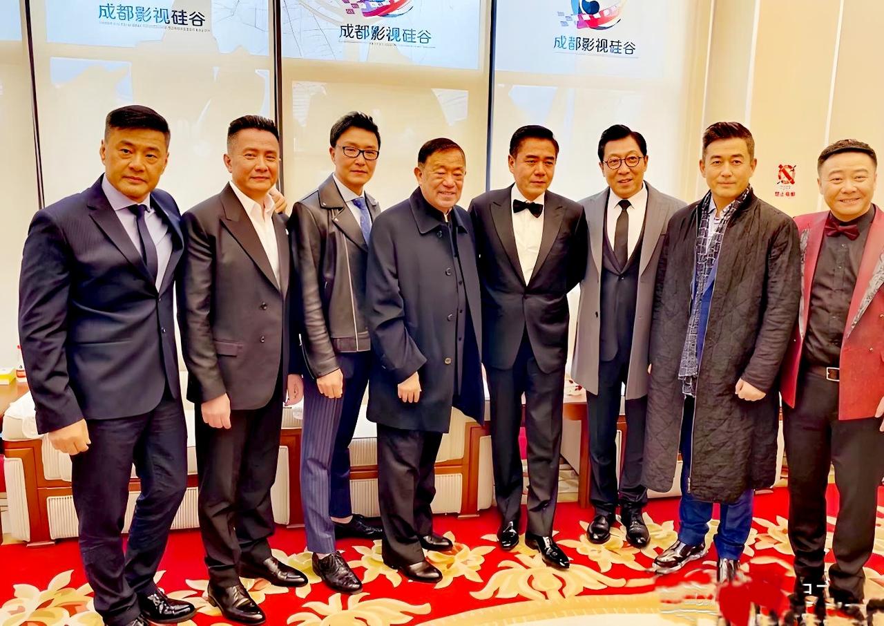 哇，齐刷刷的老演员！八位我认出来七位，最右边是哪位？左起于荣光，1958