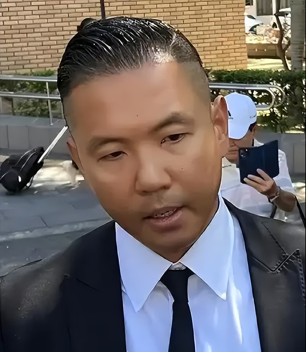 这就是命啊！范玮琪在采访中透露，陈建州原本是计划在9月15日这天带双胞胎儿子飞日本名古屋出差，顺便游