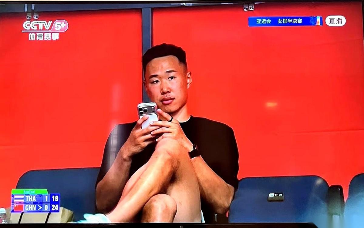 杭州亚运会中泰女排半决赛的直播现场，导播突然不按套路出牌，把镜头从激烈的网前直接