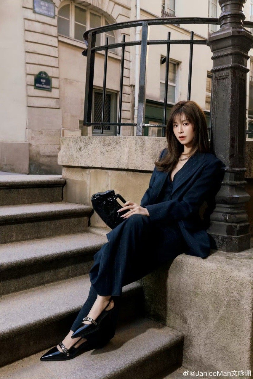 文咏珊太平洋宽肩文咏珊这线条利落得能当尺子用！往那儿一站，优雅和霸气各占一半。