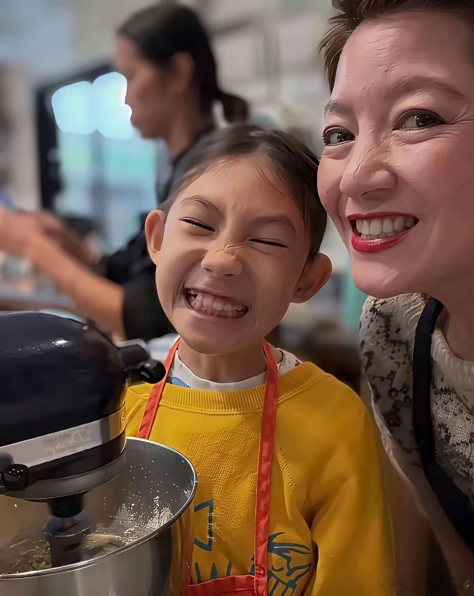 陈冠希女儿长大了，五官精致，大长腿明显，嘴型和冠希一模一样，一大家子都是神颜。