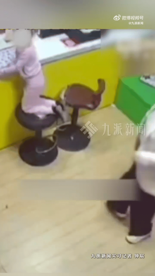 汉堡店踢踹4岁女童后续：施暴女被找到，已向女童道歉，将于今日公布最终处罚结果。