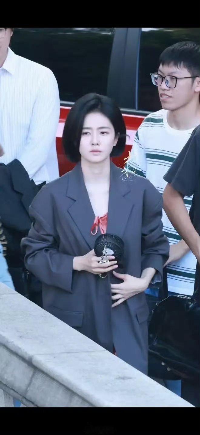白鹿新剧妆造如何还是普女吗？​观感不太好是装造原因吗？白鹿直播间被挤爆了​