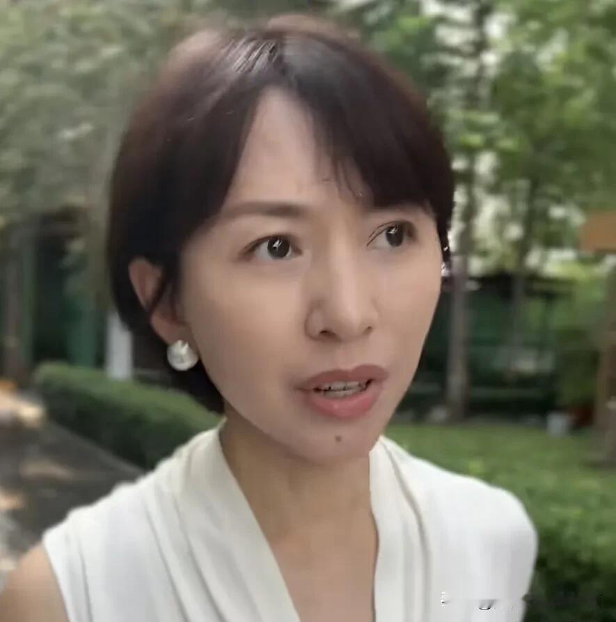 她曾是央视著名主持人，离开央视之后的她，长相和气质变得很一般了，没有开滤镜和美颜