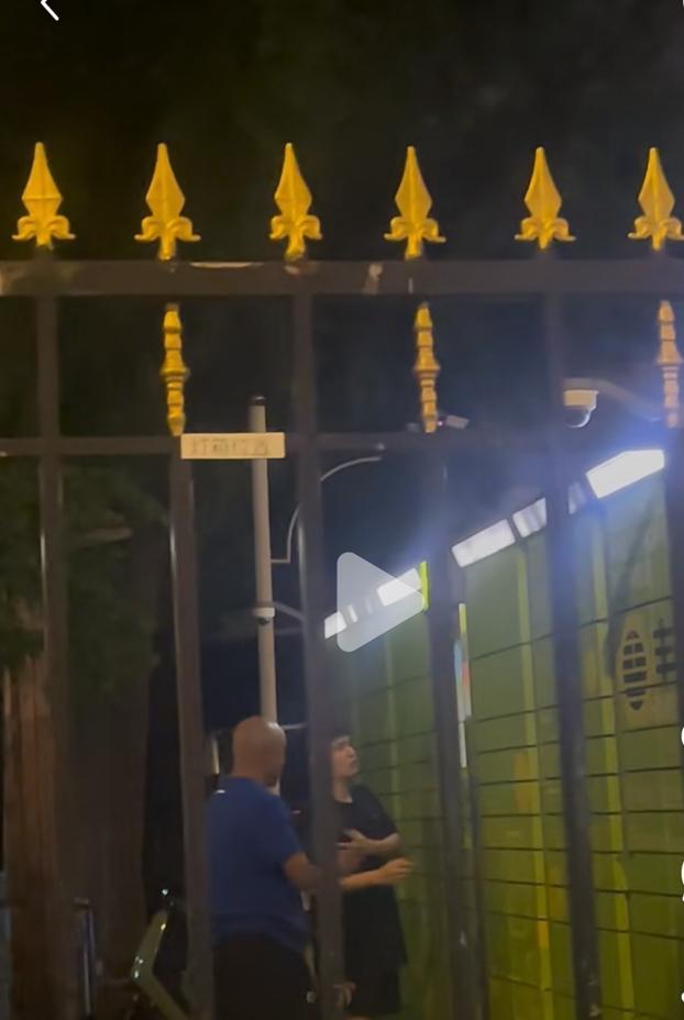 暖心一幕林诗栋教肖战指导取快递肖战指导回国后也住宿舍，不容易！晚上黑，肖
