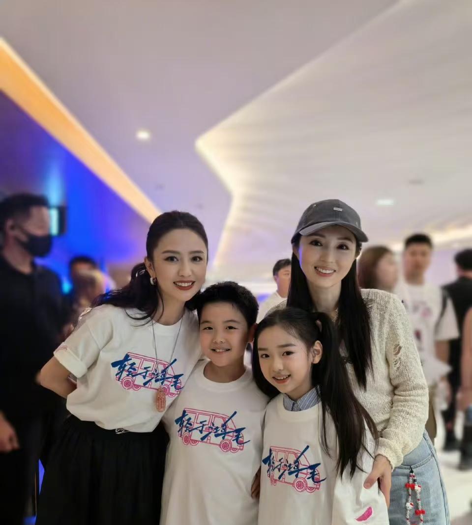 董璇的女儿和佟丽娅的儿子的小名应该互换一下，董璇的女儿小名叫小酒窝，但其实没有酒