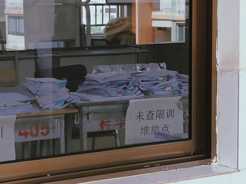 教师将来会越来越幸福！你看，不允许进行统考了，也就是不能再给教师的教学成绩排名