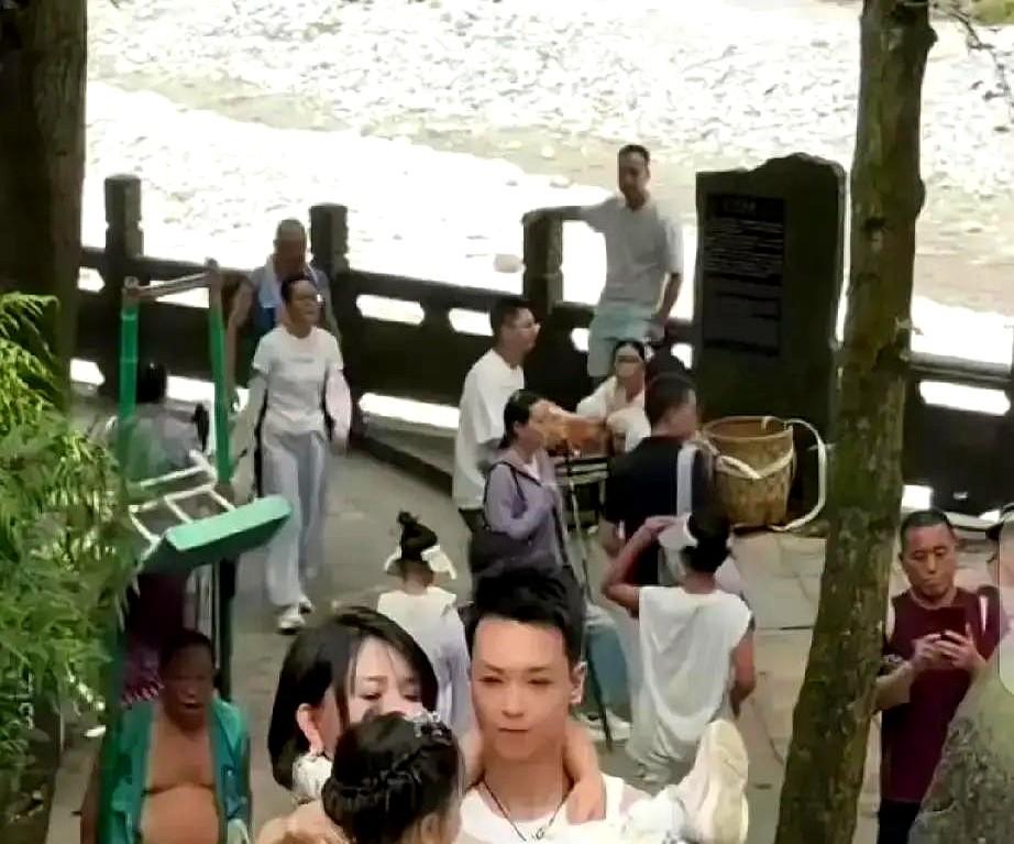 峨眉山的台阶上，一个男的一把捞起俩女的，稳稳当当往上颠。旁边拄着拐棍直喘气的