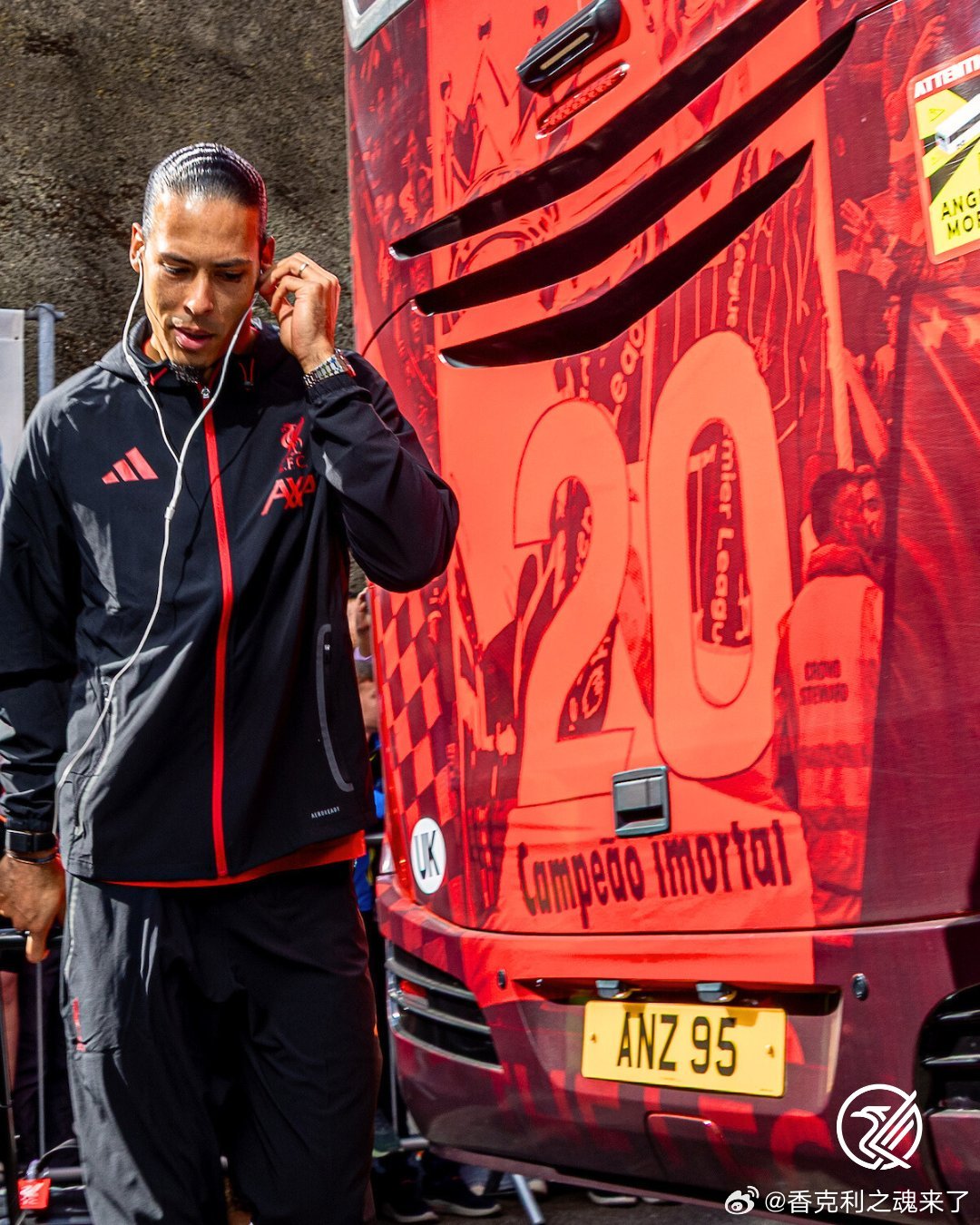 半场1-1，可以接受的比分，但过程来说，失去了埃基蒂克，换上琼斯，中场全乱了，甚