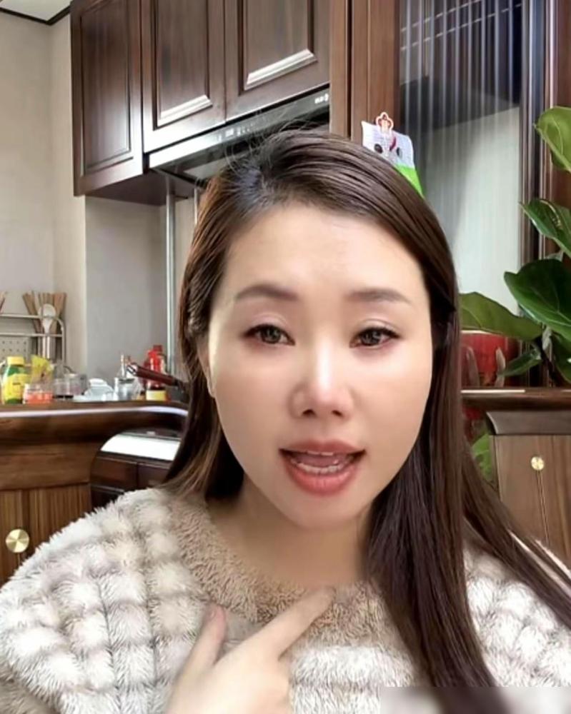 总算明白了向阳花为什么弃哑叔而去了。因为有人爆料向阳花的黑历史，此人自称是她前夫