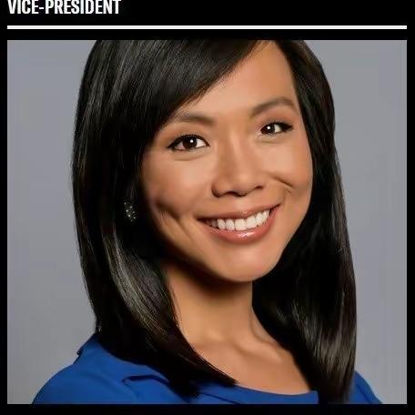 我发现姜维佳有个特点，就是她不美白，以真实的肤色示人，非常的阳光和自信。她