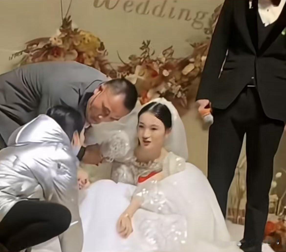 都办婚礼了，新郎新娘却好像不熟的样子！湖南一对新人结婚，婚礼举行了一半，新娘突然