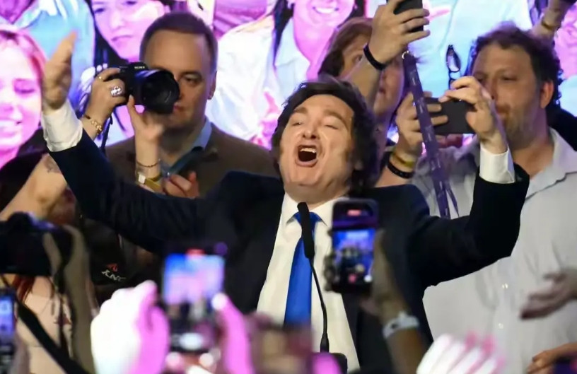 有人大骂，有人想弄他，但是饿过肚子的阿根廷民众还是选择了米莱，因为口号不能让人吃