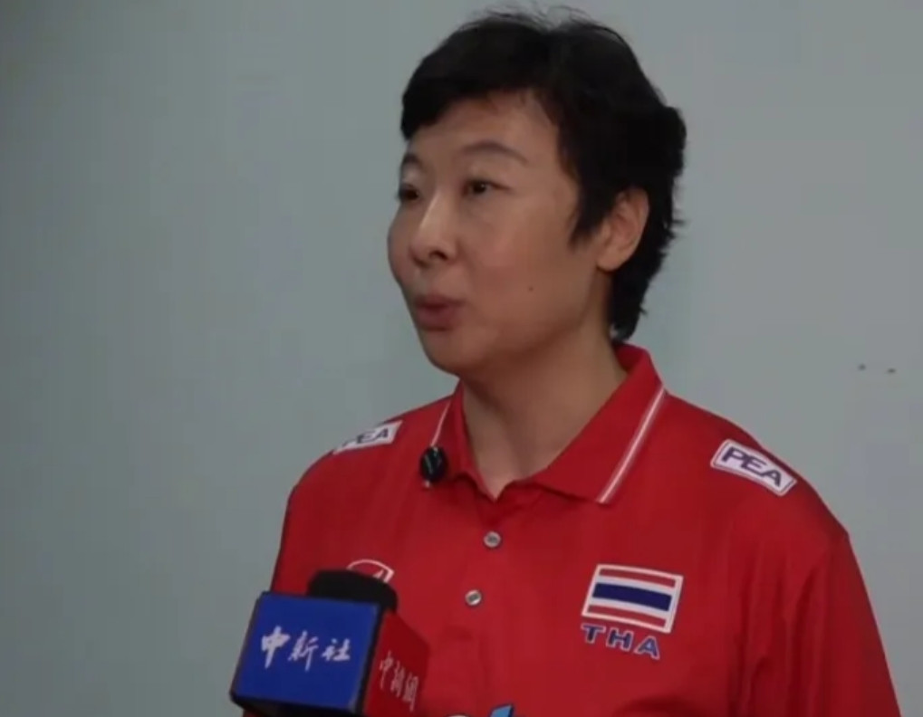 女排名宿冯坤点评了新一届中国女排，她说，让人眼前一亮。年轻的中国女排，2:3不