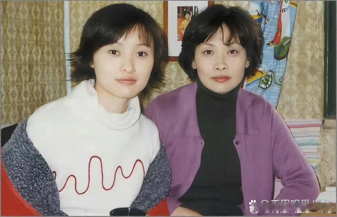 吴越与母亲合照，俩人长得好像，母亲好有气质！