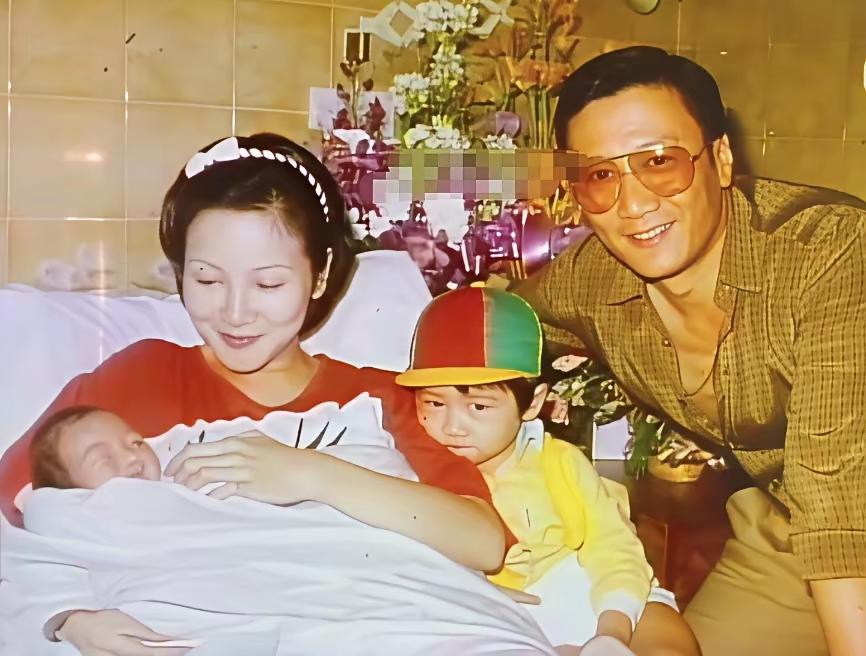一九八二年，狄波拉刚生下谢婷婷，一家四口，这温馨的画面，谢霆锋带着小鸭嘴帽坐在旁