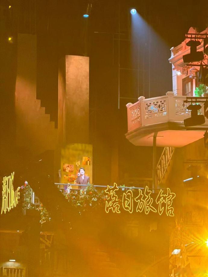 陈楚生在体育场盖房子搞装修陈楚生在体育场盖了三层楼陈楚生演唱会的舞美真的下足血本