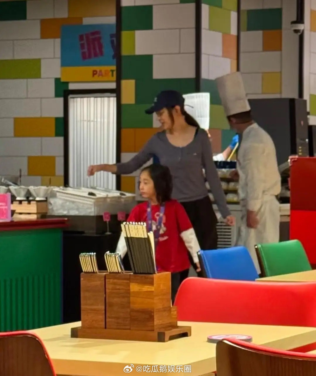 应采儿带5岁小儿子现身上海乐高乐园游玩，她的儿子留着长发，长得很像个小姑娘，缺少