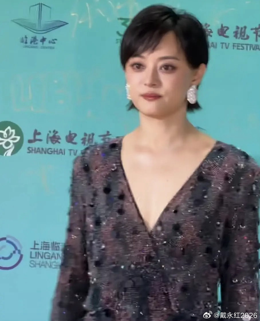 孙俪在后台逮住杨紫，开口就问：“拿了白玉兰，有新戏能不能推荐推荐我？”杨紫接得飞