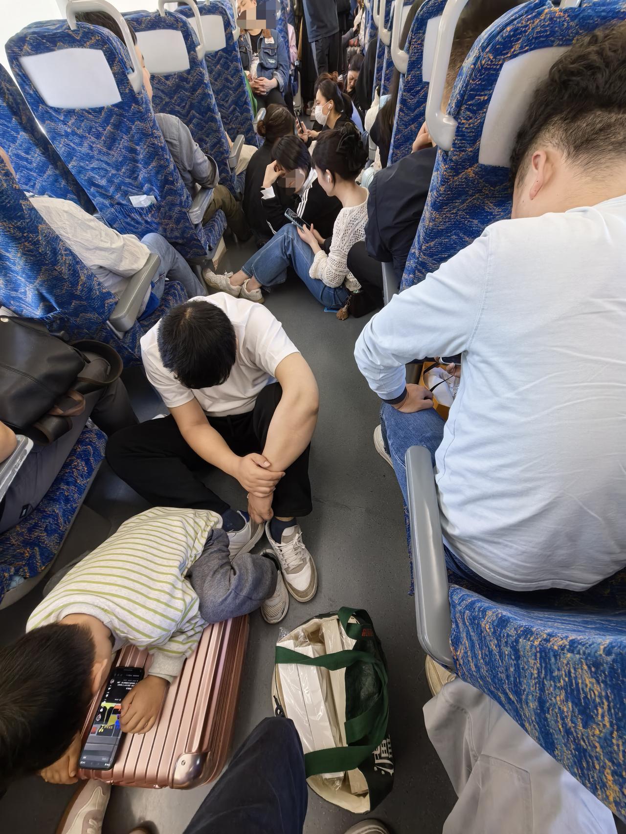 周末天府号城际动车车厢里的景象，是不是似成相识，让人首先就想到的就是绿皮火车。有