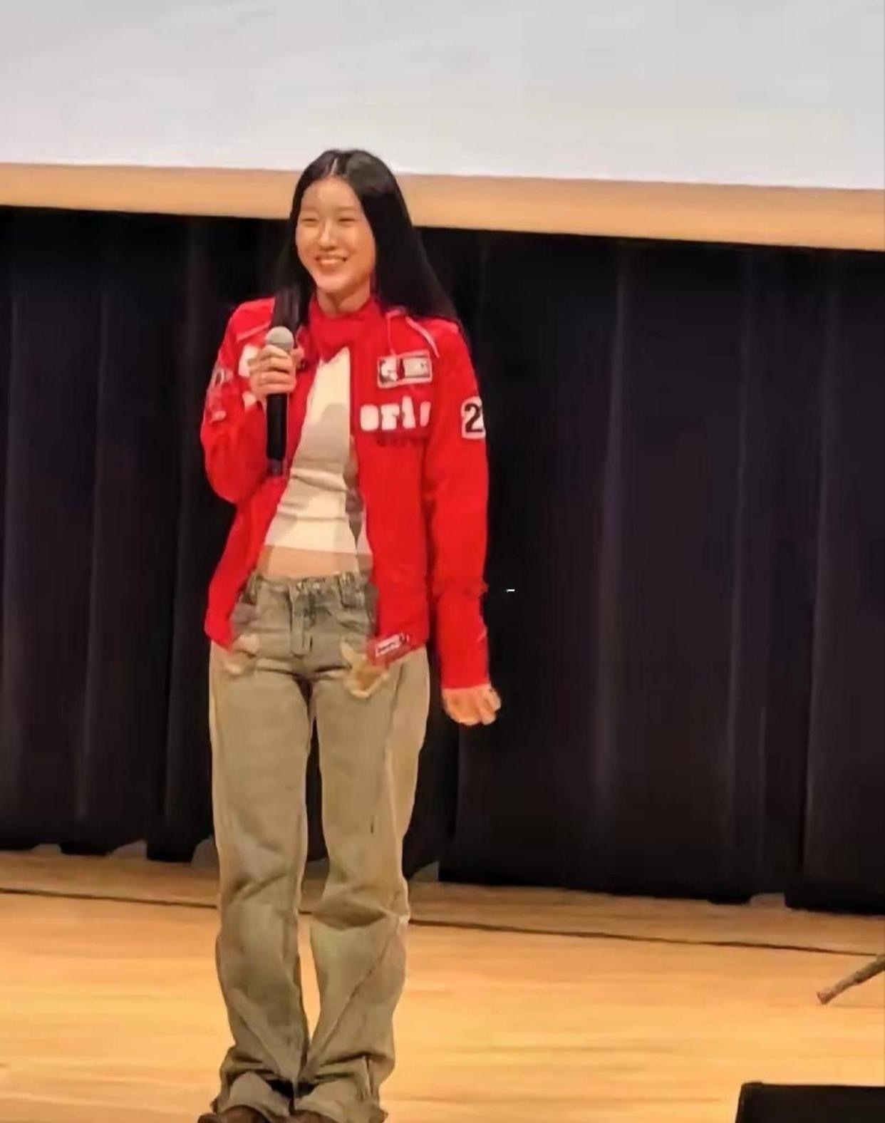 没想到陈奕迅的女儿陈康堤身材挺好的，但这身衣服穿得有点显五五分，就像陈奕迅有时候