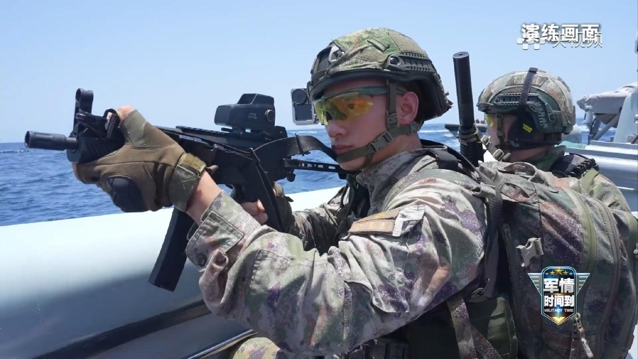 远赴亚丁湾执行护航任务的海军编队上，有一个海军陆战队的步兵分队，在长达半年多的时
