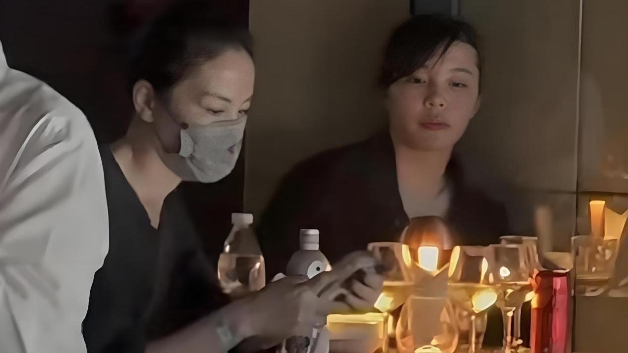 王菲现身谢霆锋演唱会,戴着口罩坐包厢里,身体跟随着音乐颤动