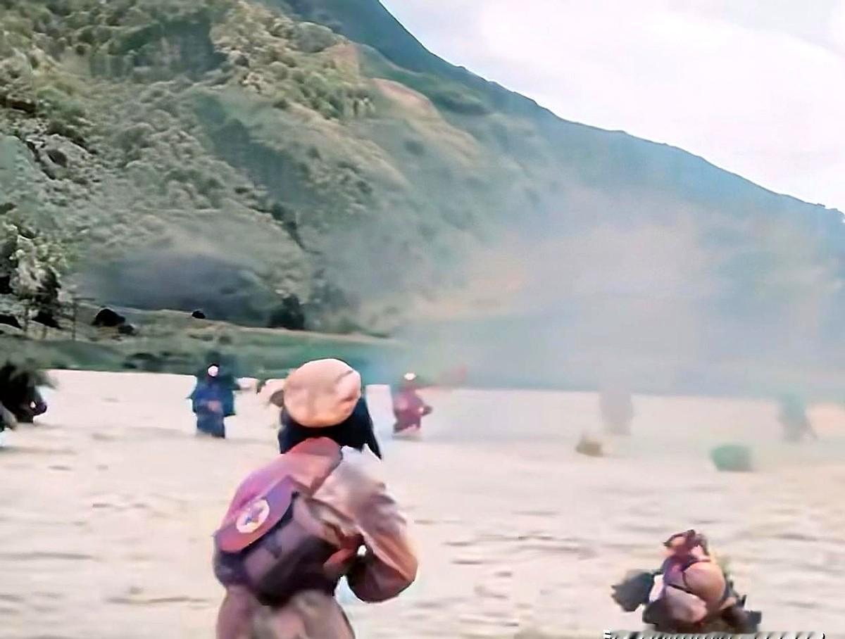 志愿军医护兵王维洁踏着冰冷的河水，跟志愿军战士一起冲锋。面对敌人的炮火，冰冷的