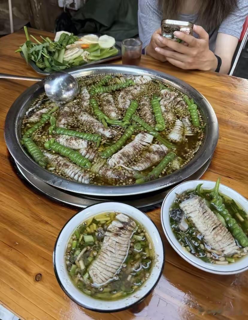 这是江西吗？好辣啊！还有一个问题，绿色大青虫是啥？