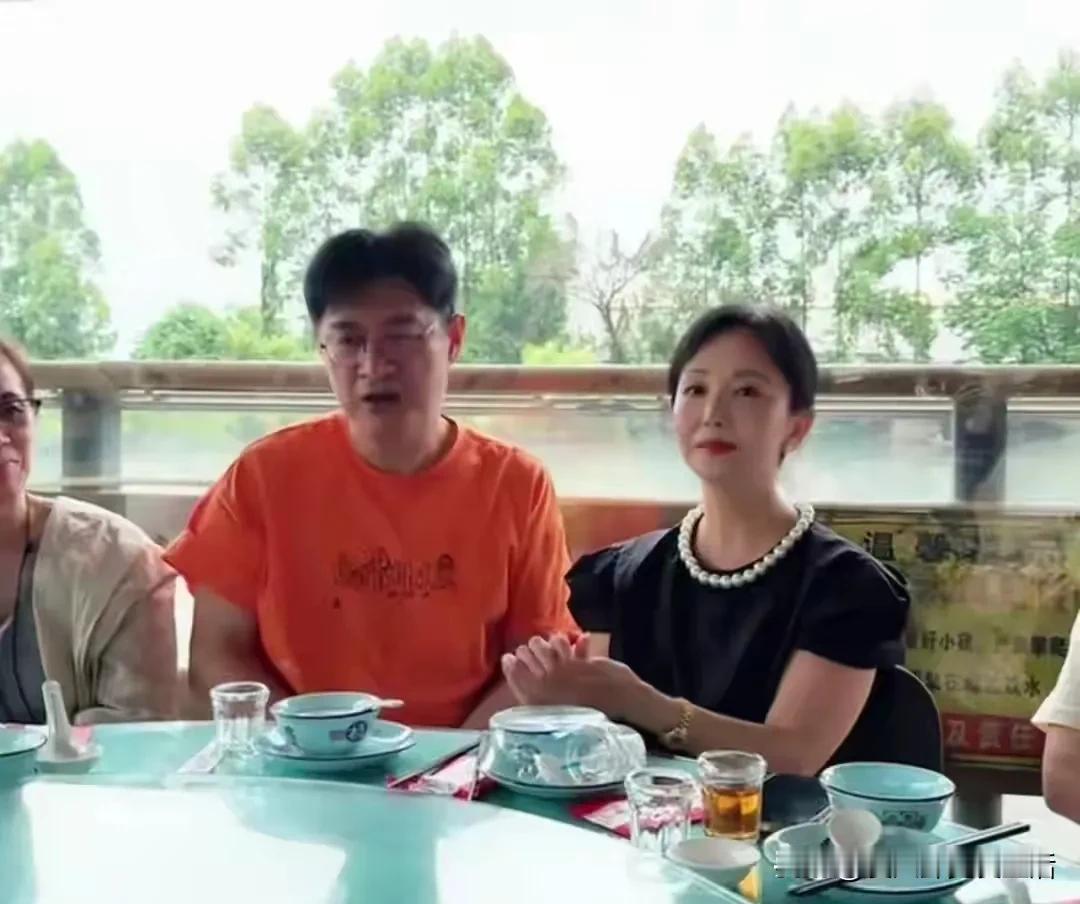 歌手黄安的二婚妻子也选择了一个和自己年龄相当的。并没有选择年轻貌美的女性。两个