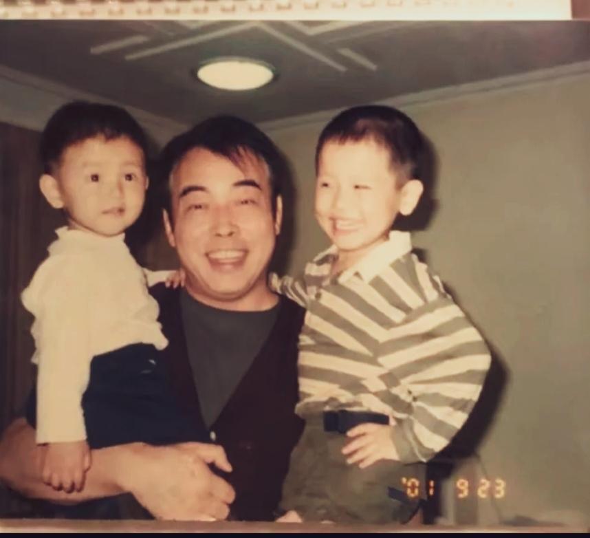 年轻时期的导演陈凯歌，抱着两个儿子陈飞宇与陈雨昂温馨合影！陈凯歌藏不住的开心都写