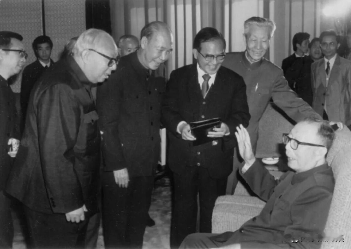 1988年11月7日，聂荣臻元帅出席在人民大会堂举行的纪念晋察冀军区成立51周年