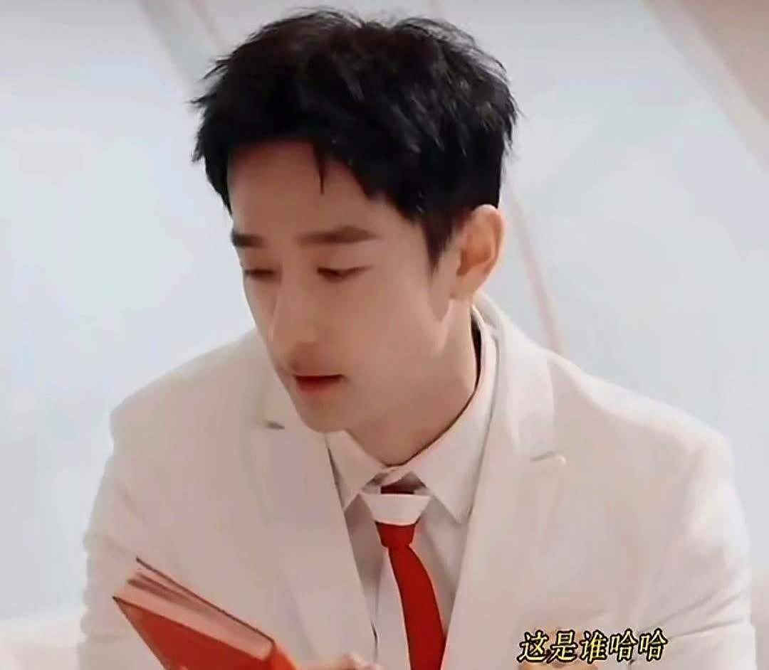 发现了吗？莎莎情商特别高。在节目里，男主持人给了她一本书，莎莎翻
