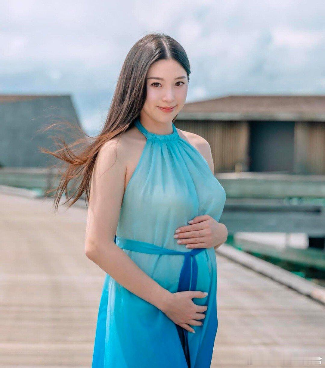 香港百亿豪门千金江钰琪怀二胎，莎莎太子爷郭浩泉甜蜜相伴 。